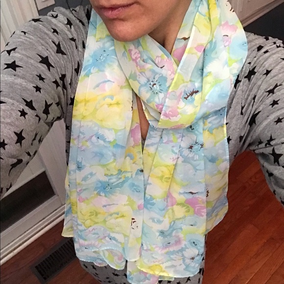 Extra Long GUESS Scarf - Picture 4 of 5